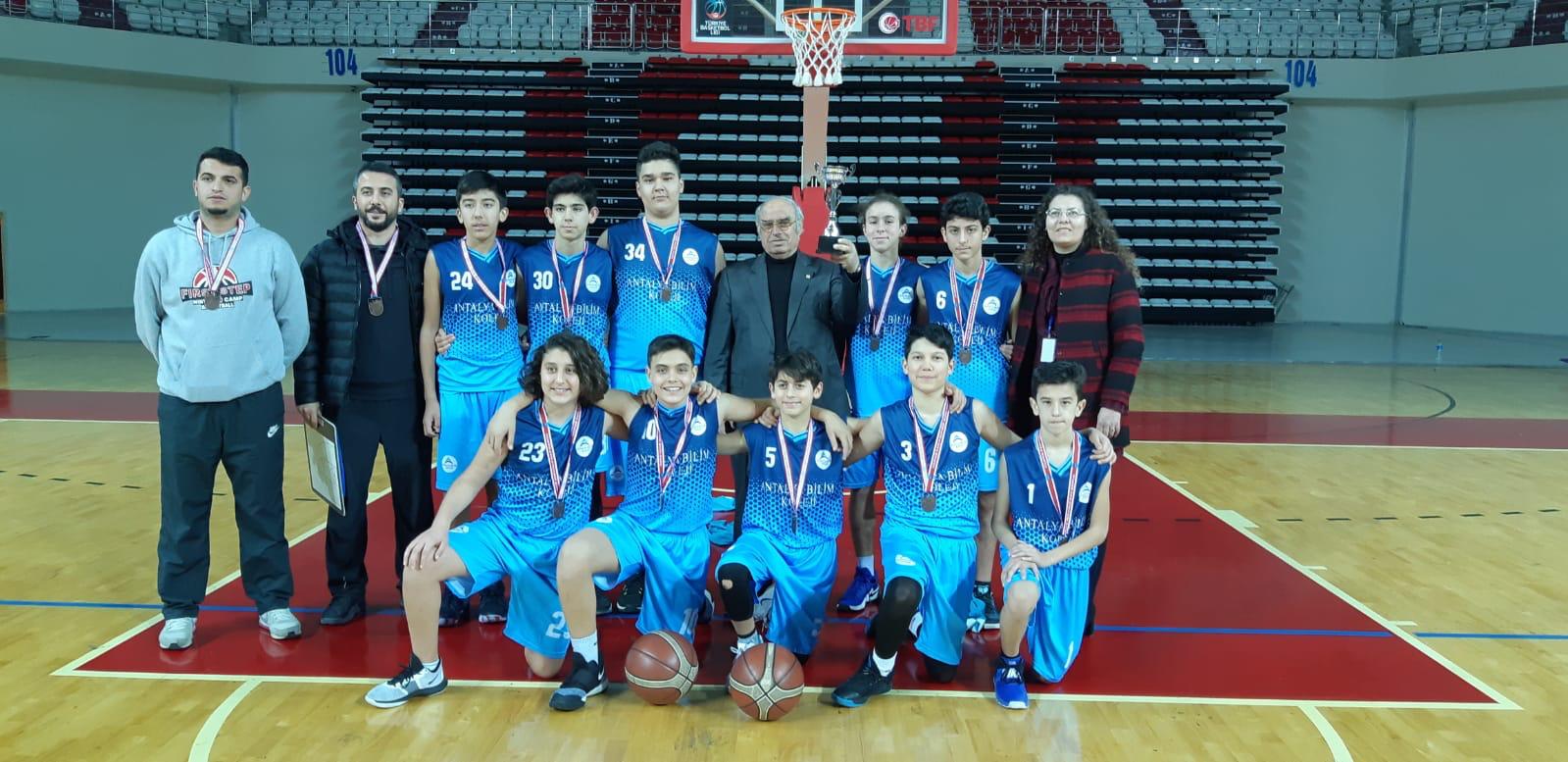 Basketbolda Antalya Üçüncülüğü